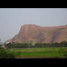 Der Yani Malai, ein über 3&nbsp;km langer und 90&nbsp;m hoher, unter Schutz stehender Granitfelsen